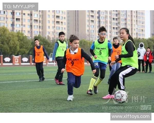 足球明星与孩子们的温馨瞬间高清图片分享