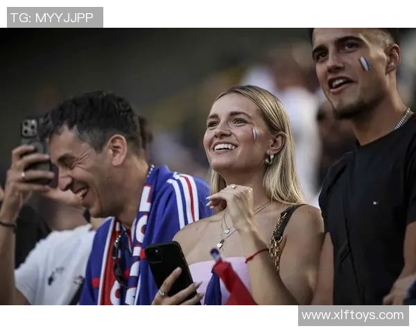 女球迷热情追随足球明星比赛展现独特魅力与激情的精彩瞬间 女球迷热情追随足球明星比赛展现独特魅力与激情的精彩瞬间