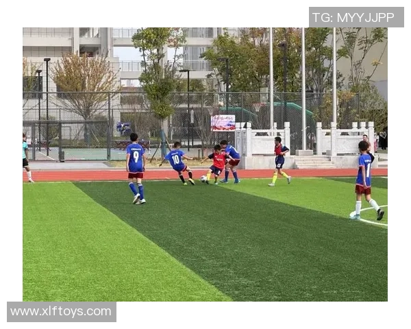 穿上球衣展现背影魅力足球明星的独特风采与激情瞬间