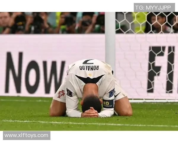 足球明星们在比赛失利后泪洒赛场展现脆弱一面的感人瞬间