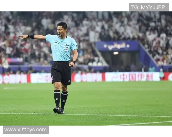 哪个足球明星在场上打人最强大他们的暴力行为引发的争议与讨论