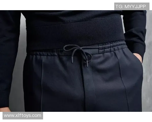 足球明星黑色衬衫女装风格展示时尚魅力与个性气质的完美结合